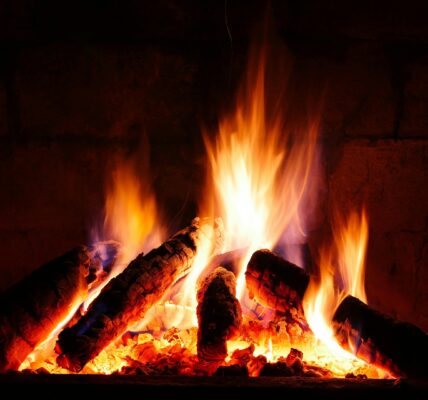 Jak przygotować kominek do sezonu grzewczego? - Eksperci przypominają o kluczowych zasadach bezpieczeństwa i ekonomicznego ogrzewania