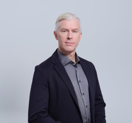 co-decyduje-o-sukcesie-w-pracy-z-ai-cechy-i-kompetencje-ktore-warto-rozwijac